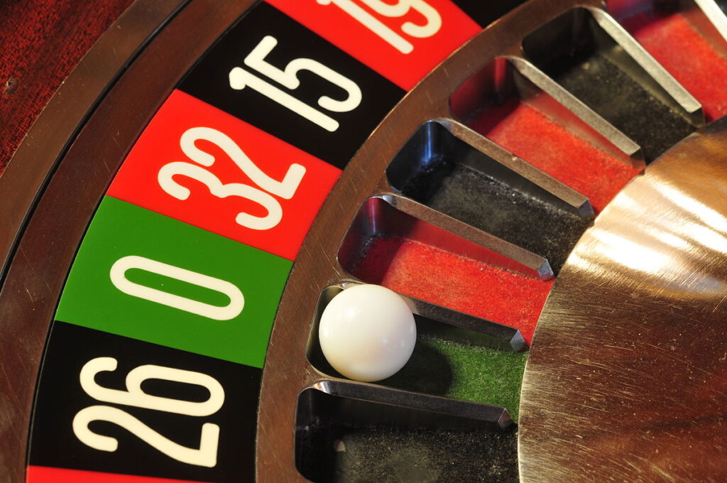 Roulette được đưa vào sòng casino online với phiên bản phổ biến là Châu Âu và Mỹ